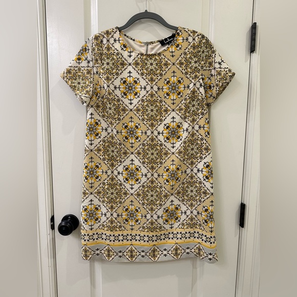 NWOT Lulu’s Size S Sandy Lion Yellow Print Shift Dress - Picture 7 of 12